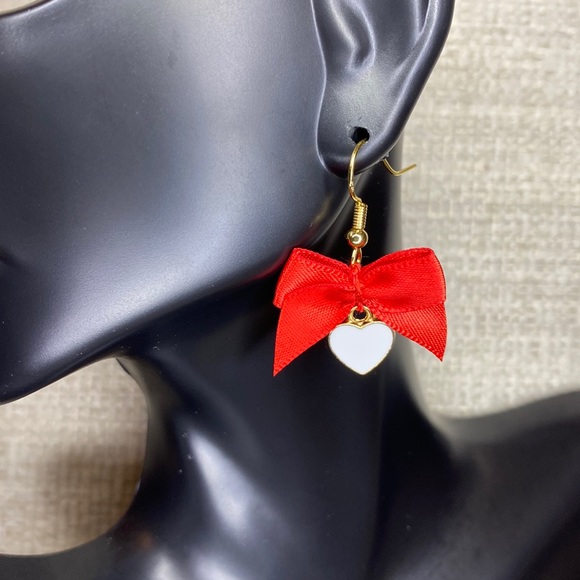 White Hearts with Red Bow Dangly Earrings NWT - Picture 2 of 5